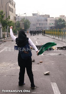 Iranian woman shakes fist at police