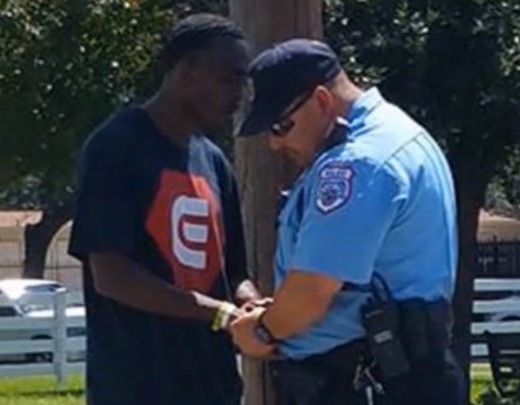 Former inmate prays with the police officer who arrested him
